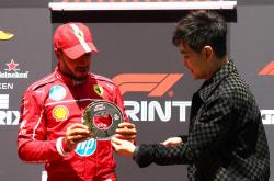 英雄联盟总决赛时间-威廉姆斯鏖战哈斯车队，汉密尔顿高光表现