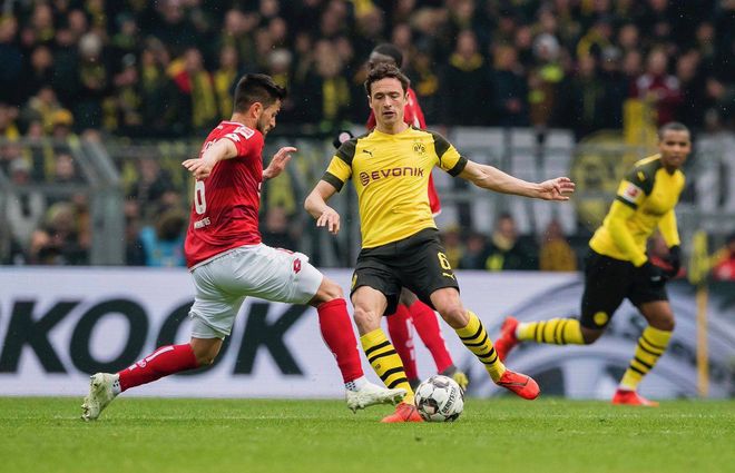 包含多特蒙德连胜收官，暂时领先积分榜的词条