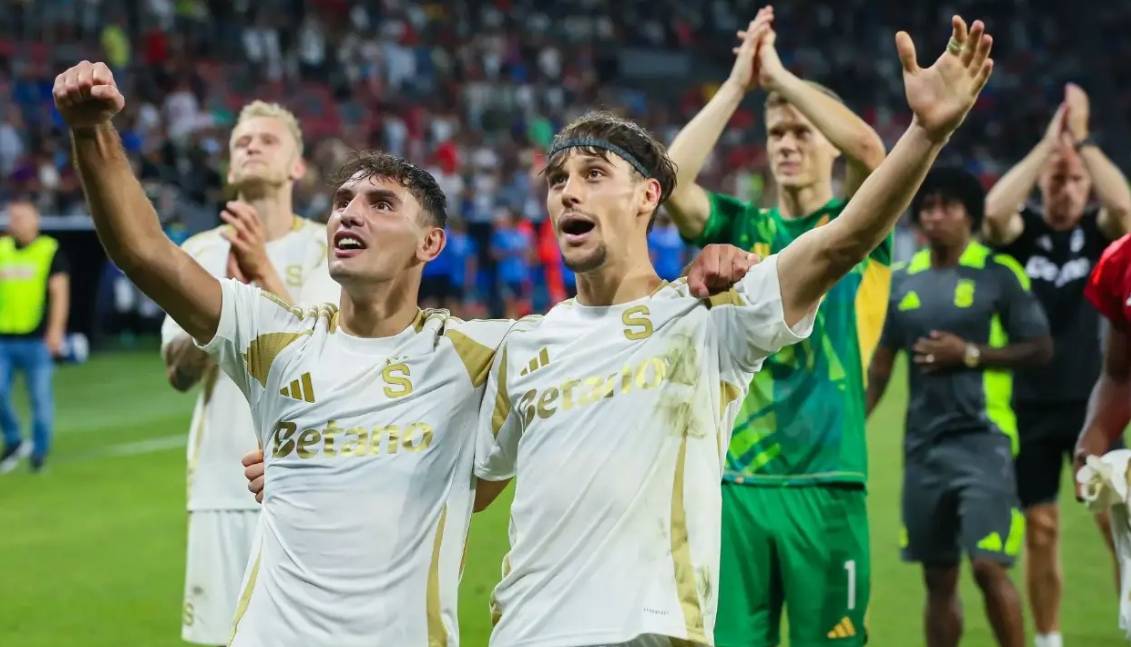 包含国际足球精英团结备战最高赛事，球队实力尽显的词条