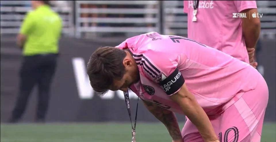 一队球员瞄准机会射门，成功破门得分