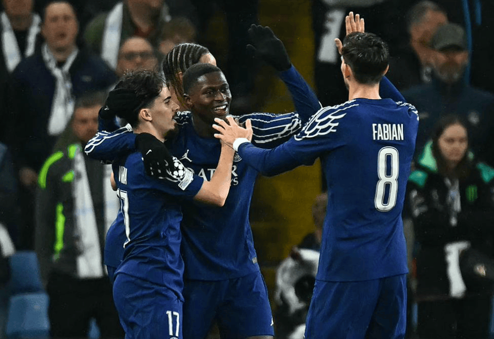 维拉利尔队在欧国联比赛中踢进制胜球