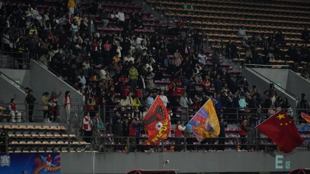 一场经典之战！足球点燃球迷热情