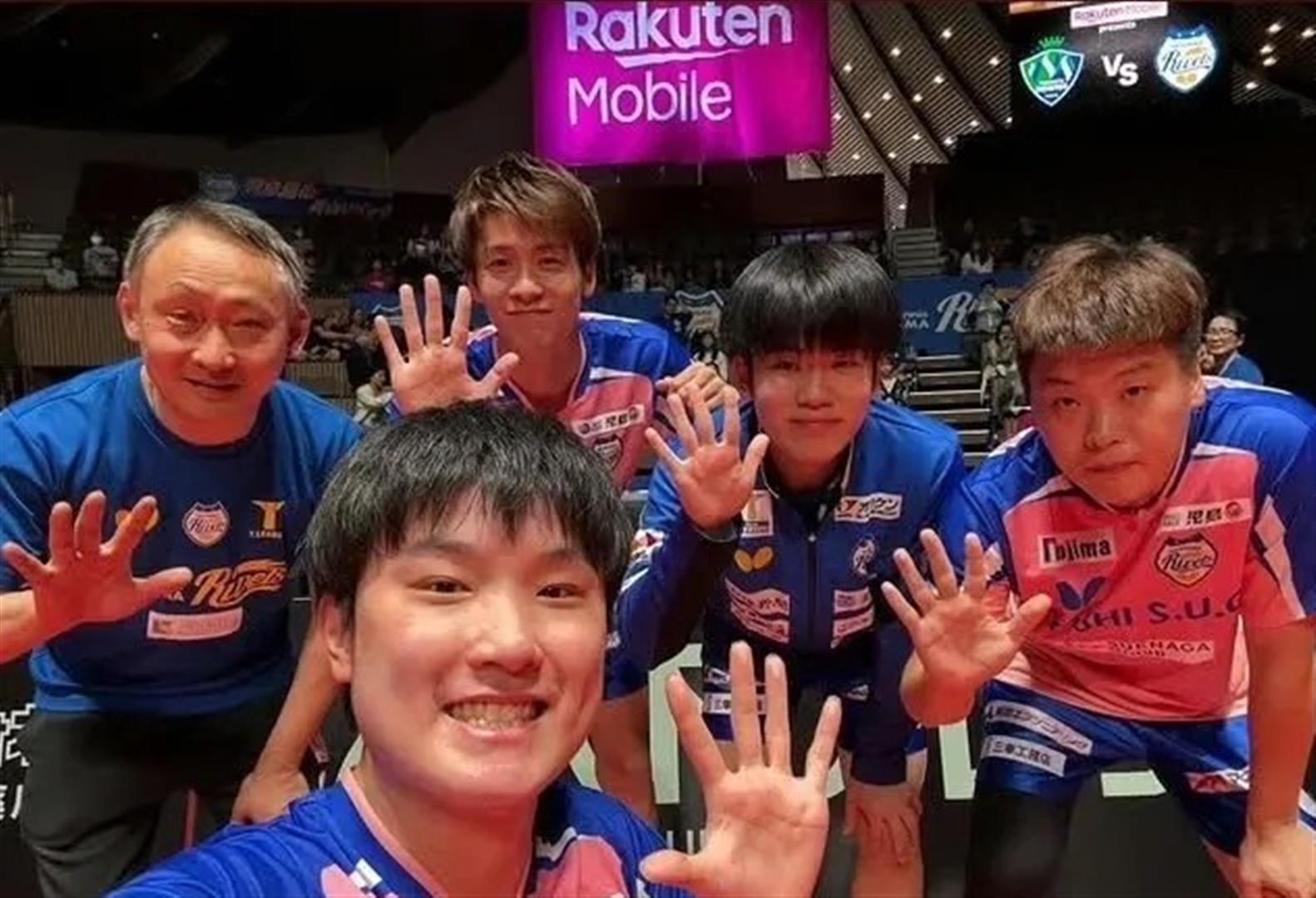 英格兰队险胜日本队,张本智和点燃赛场 英格兰队险胜日本队,张本智和点燃赛场