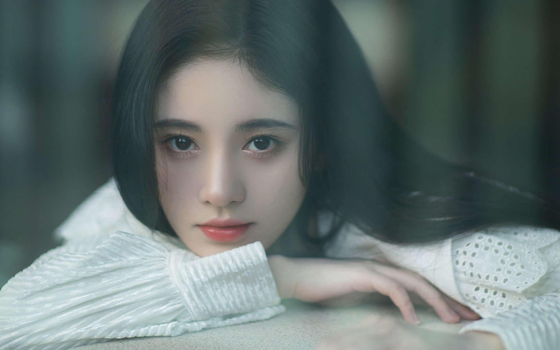 欧冠决赛之夜，他坐在沸腾的球场中央，用手指丈量暗流的潮汐